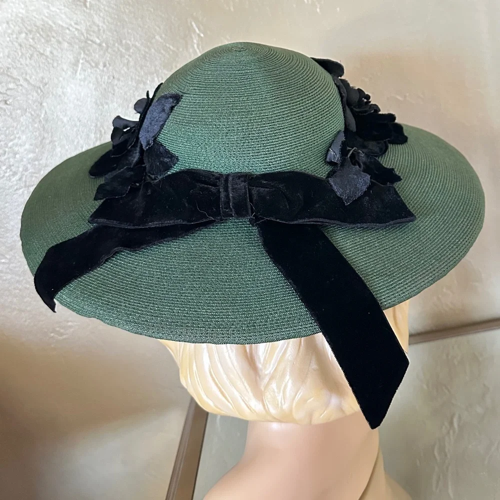 DASHING 1950s' GREEN STRAW WIDE BRIM HAT + BLACK FABRIC/VELOUR FLOWERS & BAND - Picture 6 of 14